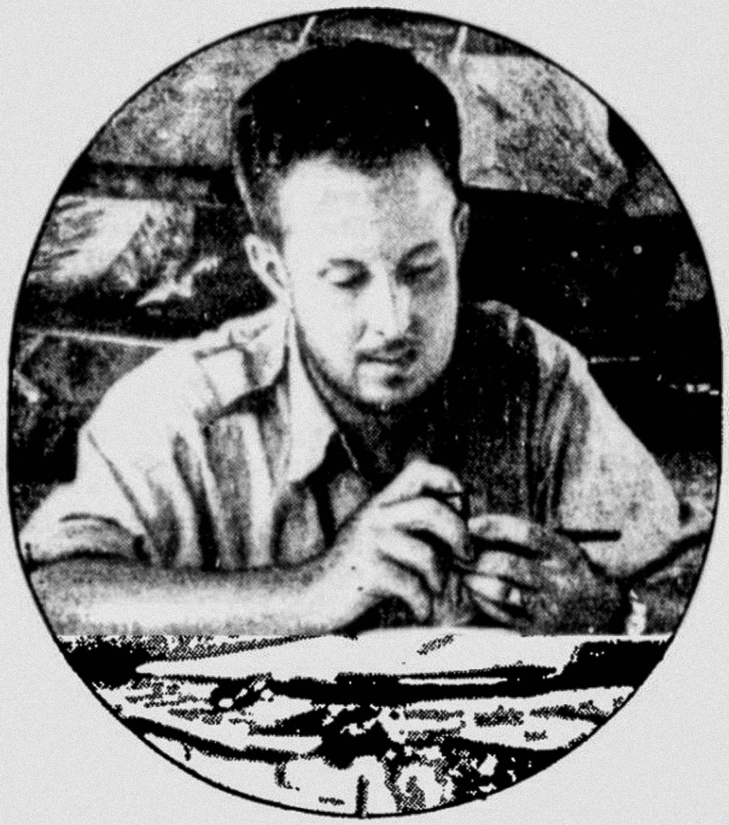 El explorador estadounidense Theodore Morde se sentó en su escritorio en la selva hondureña mientras exploraba la Mosquitia en 1940.