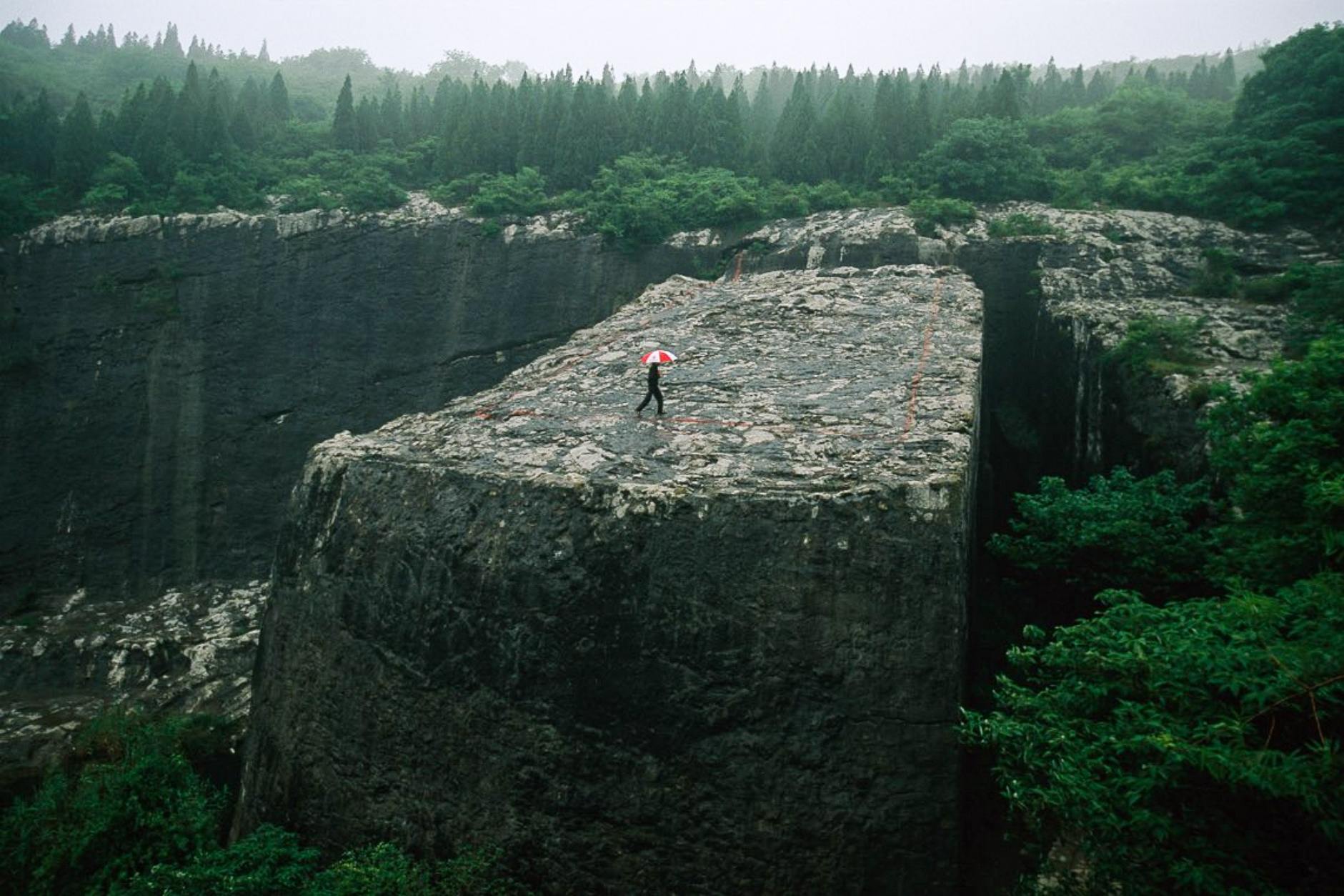 Comparación de tamaño del megalito de 30.000 toneladas © Michael Yamashita