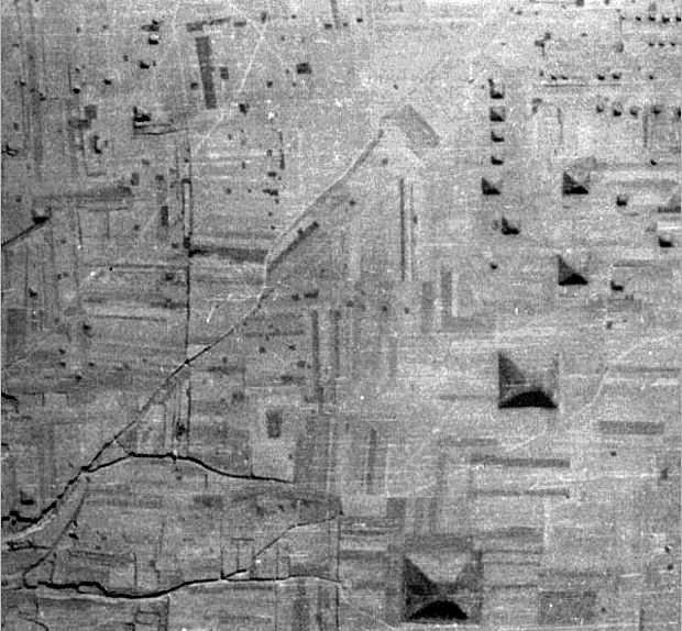 A principios del siglo XX, varios exploradores y comerciantes como los alemanes Frederick Schroeder y Oscar Maman testificaron sobre la presencia no de una, sino de numerosas pirámides alrededor de la ciudad de Xi'an.