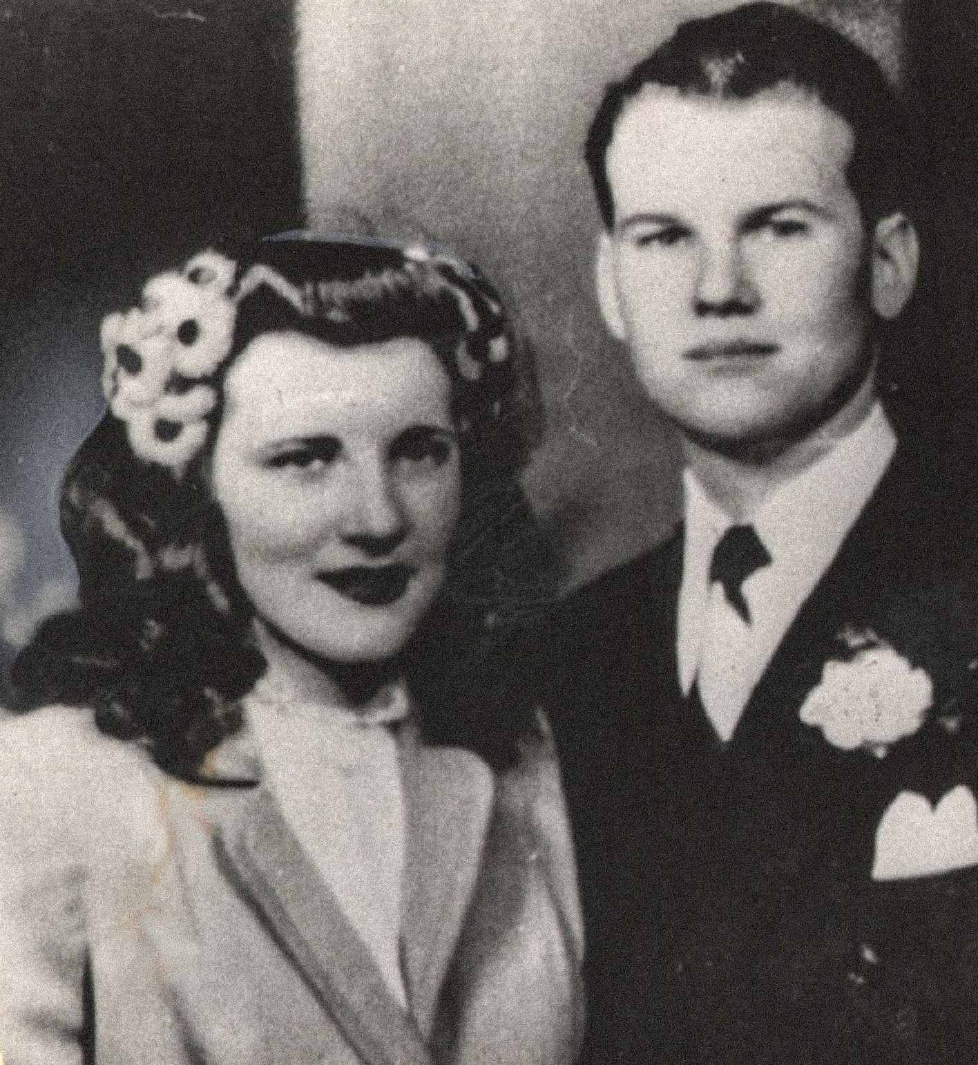 Aquí están Sam y Marilyn Sheppard, una pareja joven y aparentemente feliz.  Los dos se casaron el 21 de febrero de 1945 y tuvieron un hijo juntos, Sam Reese Sheppard.  Marilyn estaba embarazada de su segundo hijo en el momento de su asesinato.